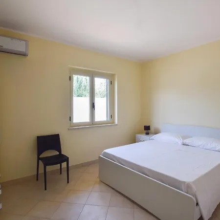 Amazing Home In Melito Porto Salvo בית נופש *