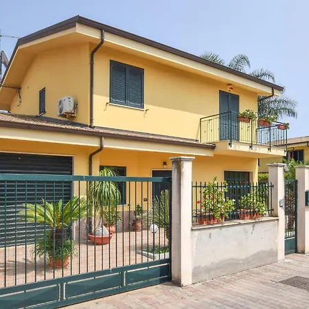 Amazing Home In Melito Porto Salvo בית נופש